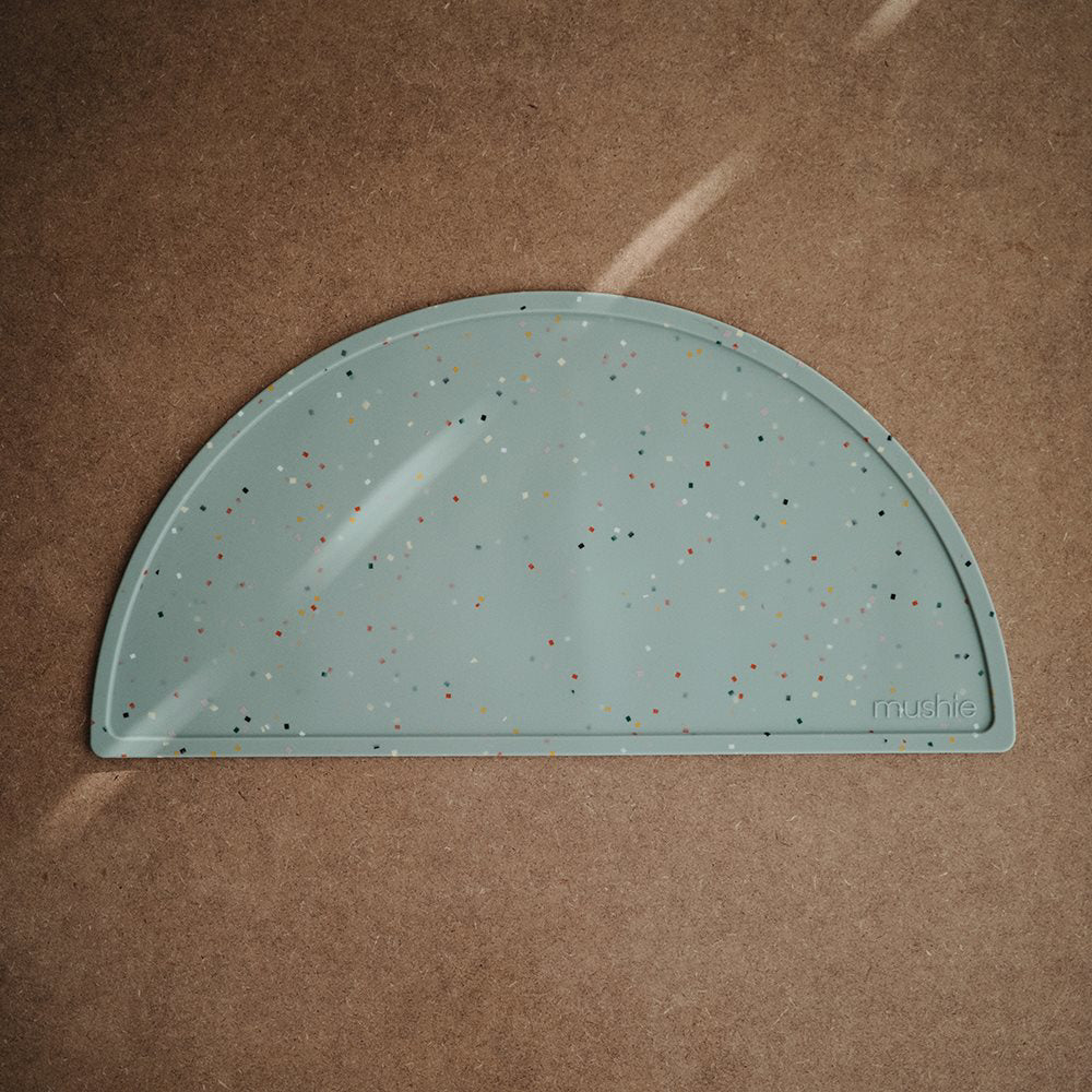 Mushie® Silikonska podloga za hranjenje Cambridge Blue Confetti Mushie