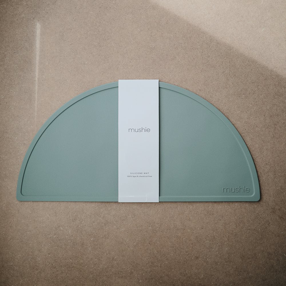 Mushie® Silikonska podloga za hranjenje Cambridge Blue Mushie
