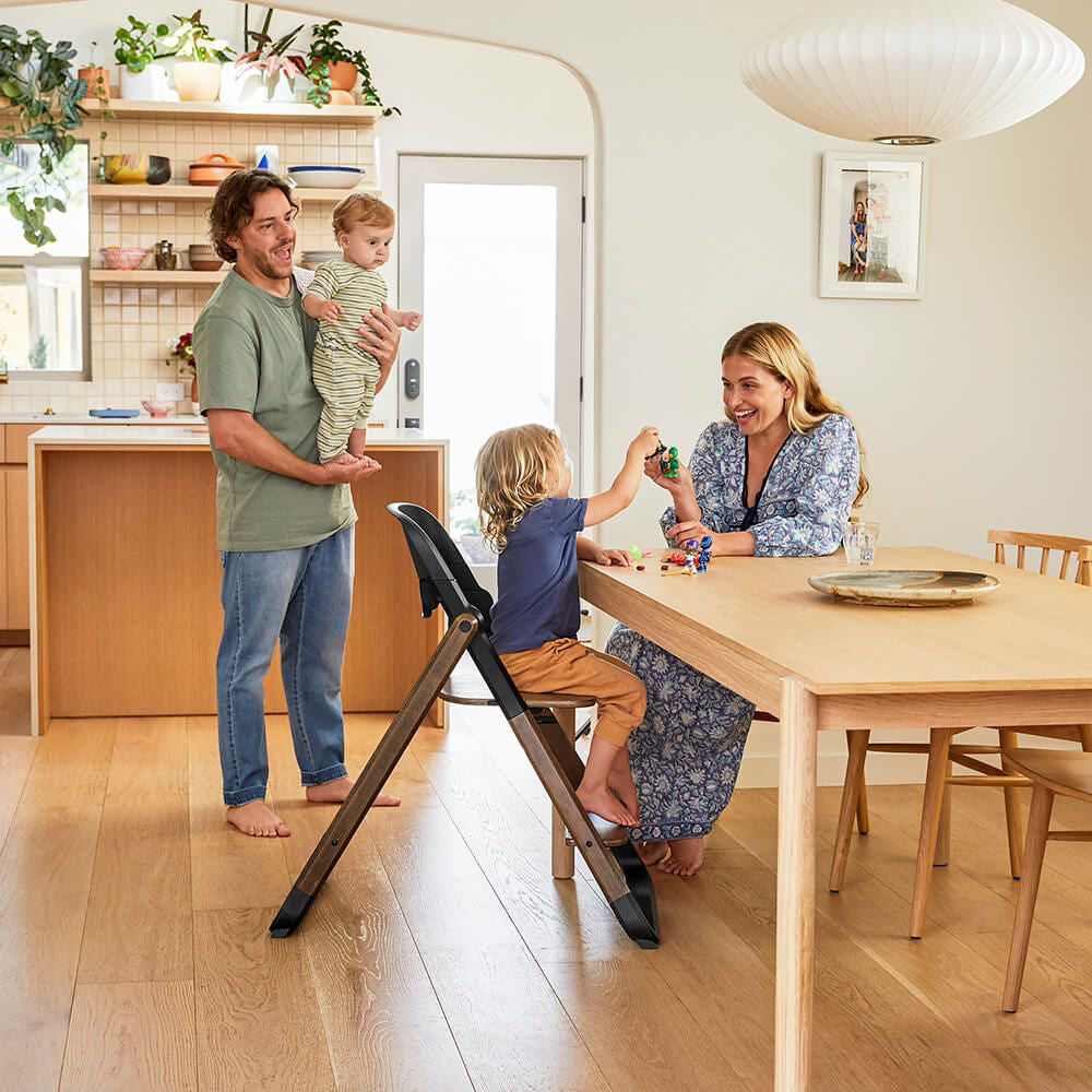 Ergobaby® Evolve Stolček za hranjenje 3v1 Dark Wood Ergobaby