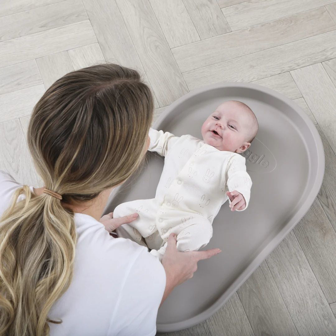 Shnuggle® Previjalna podloga Squishy Taupe Shnuggle