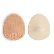 Mushie® Silikonska krtača za odstranjevanje lusk 2 kosa Blush/Shifting Sand Mushie