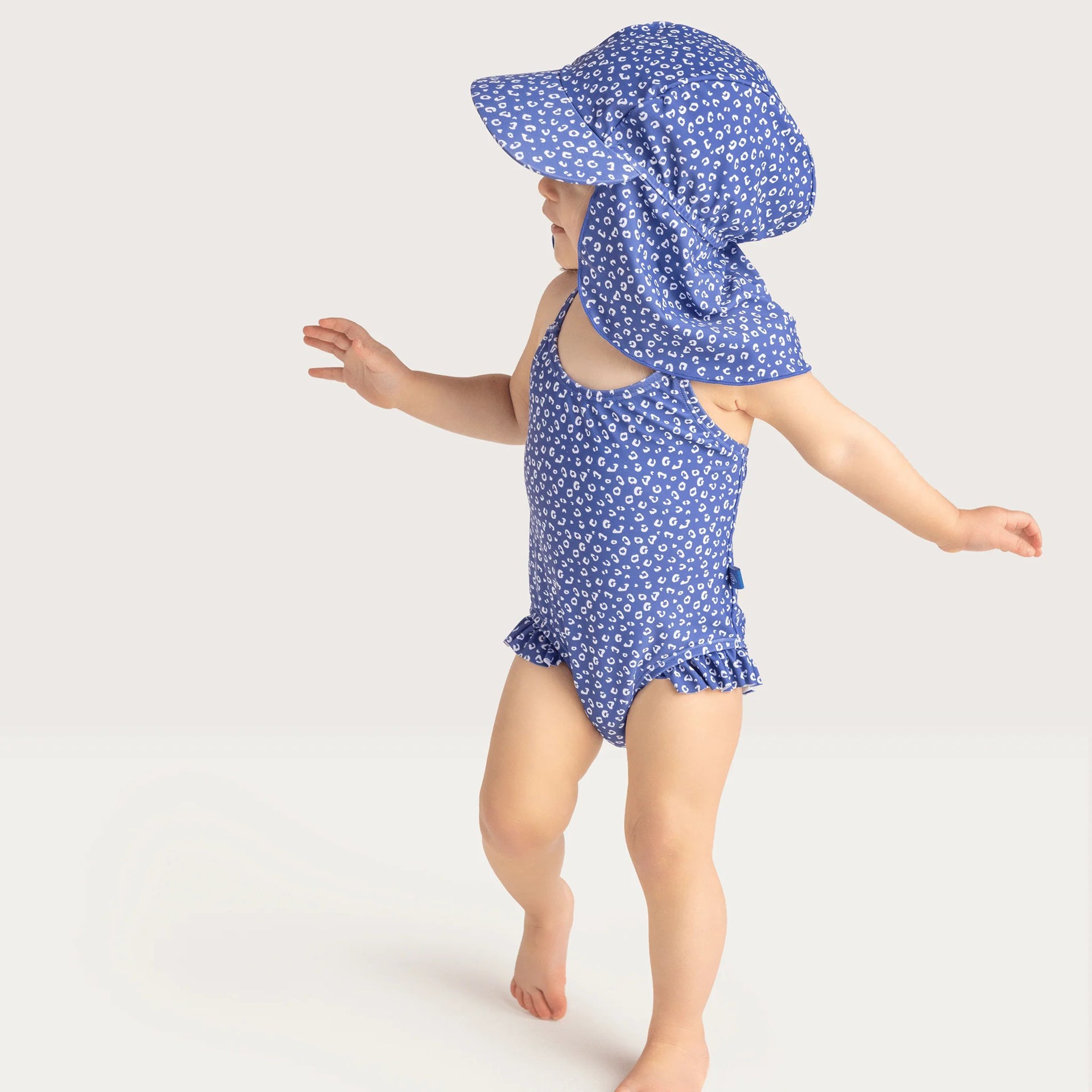 Swim Essentials® Klobuček z UV zaščito s podaljšano zaščito za vrat Green Flowers Swim Essentials