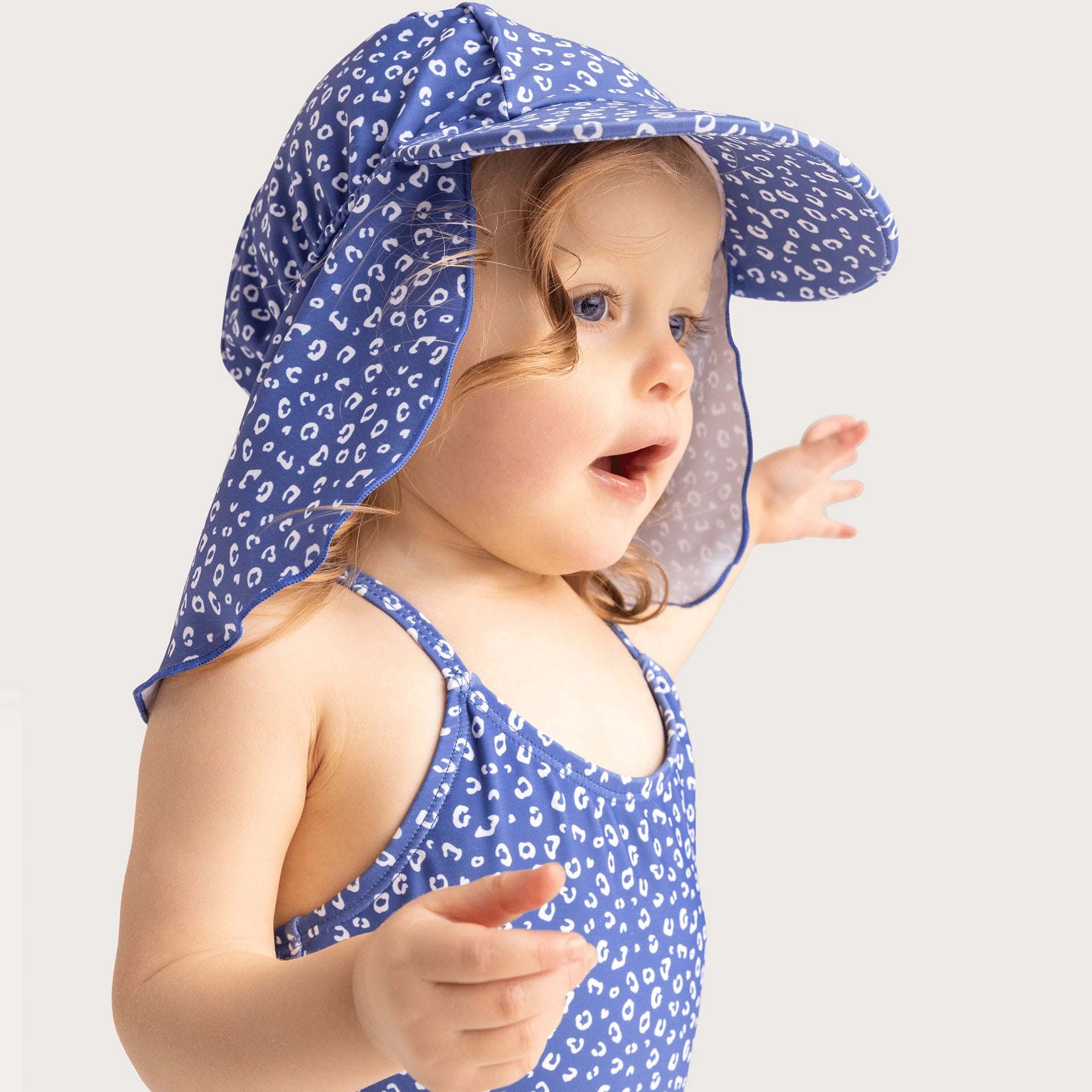 Swim Essentials® Klobuček z UV zaščito s podaljšano zaščito za vrat Dino Swim Essentials