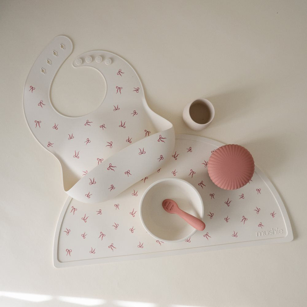 Mushie® Silikonski slinček Bows Mushie
