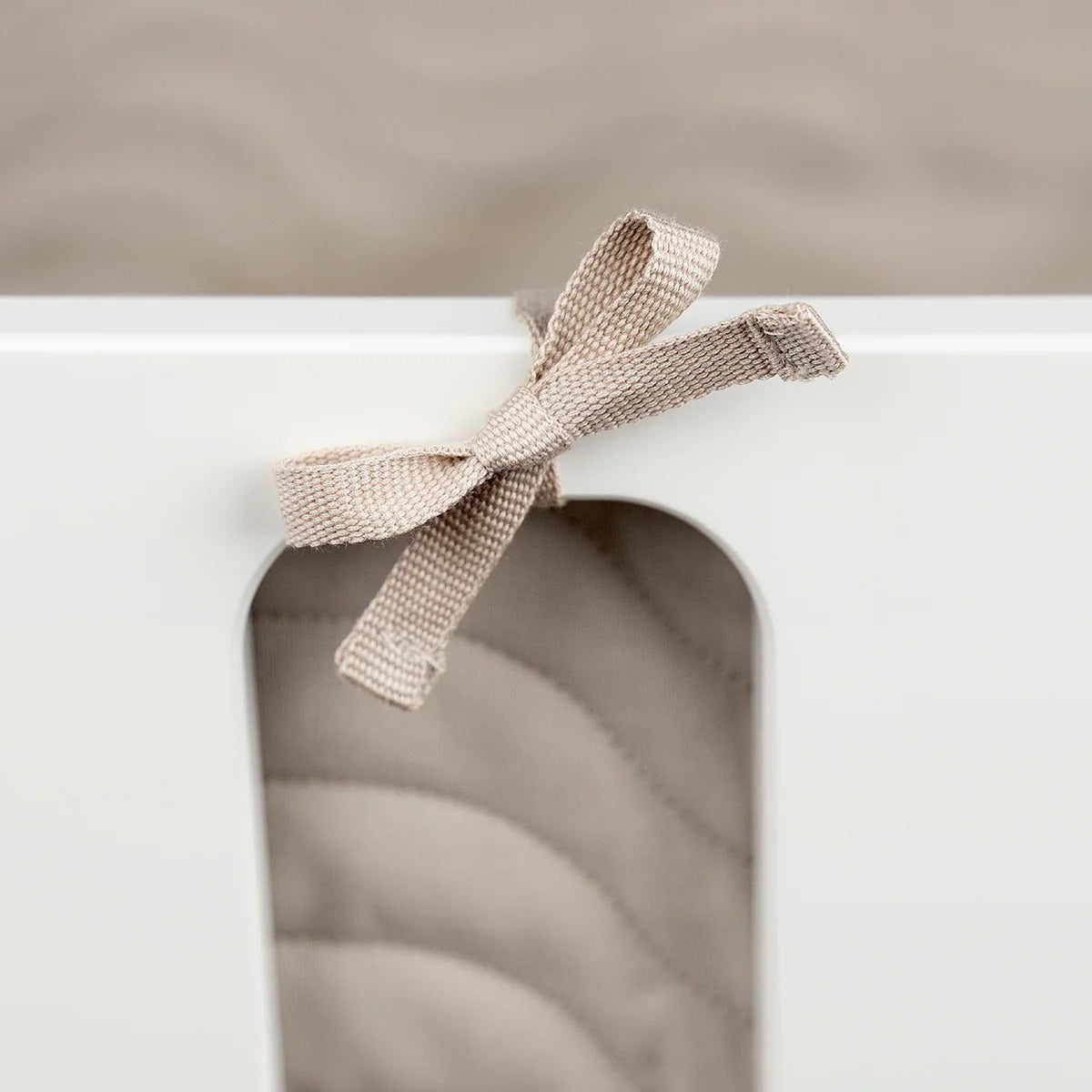 Done by Deer® Obroba za posteljico Waves 360 x 30 cm Beige Done by Deer