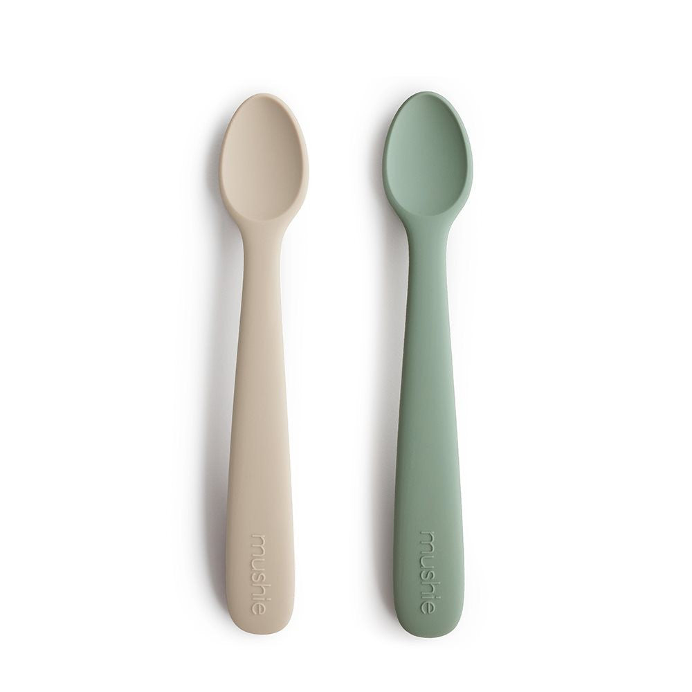 Mushie® Set dveh silikonskih žličk Cambridge Blue/Shifting Sand Mushie