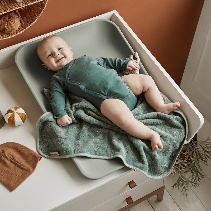 Leander® Previjalna podloga Matty Sage Green Leander