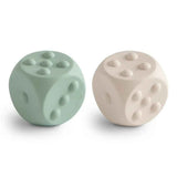 Mushie® Silikonové aktivity kostky Cambridge Blue/Shifting Sands