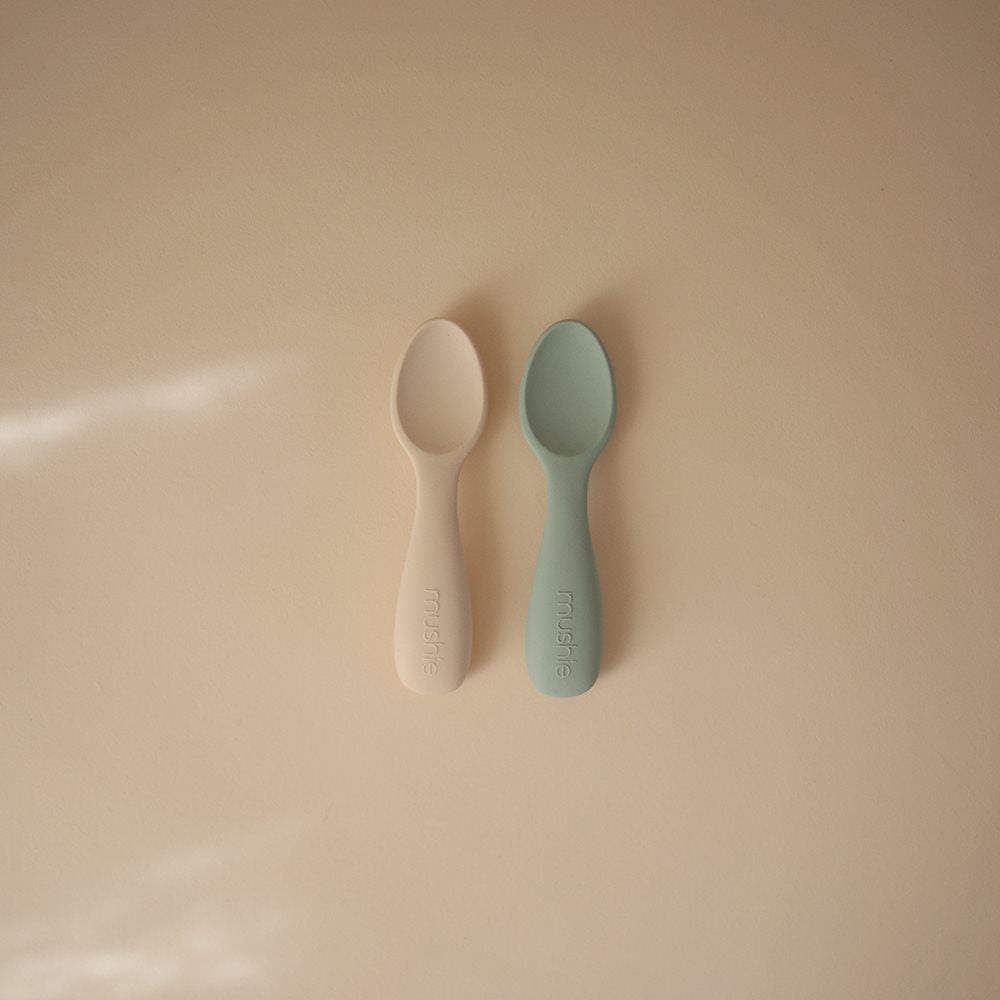 Mushie® Set dveh silikonskih žličk Starter Cambridge Blue/Shifting Sand Mushie