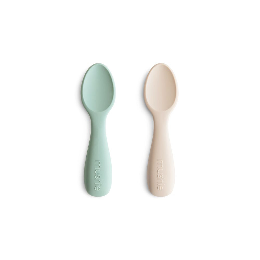 Mushie® Set dveh silikonskih žličk Starter Cambridge Blue/Shifting Sand Mushie