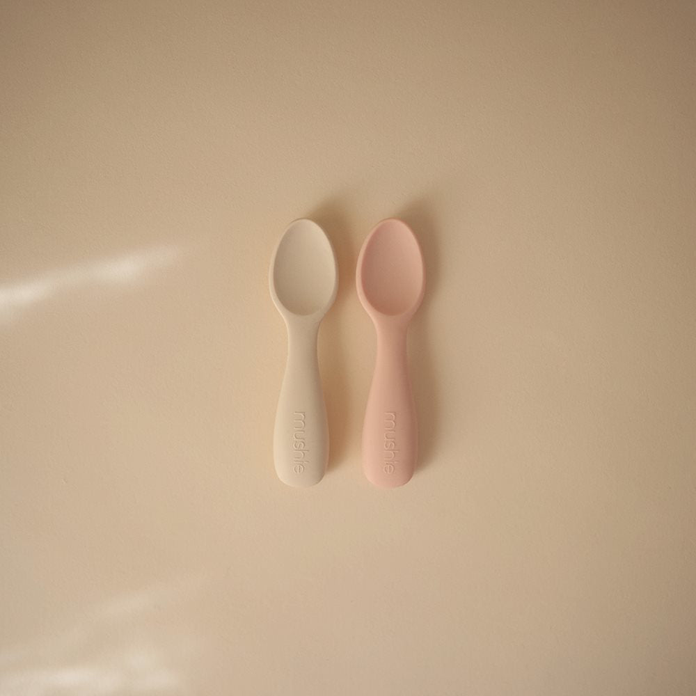 Mushie® Set dveh silikonskih žličk Starter Blush/Shifting Sand Mushie