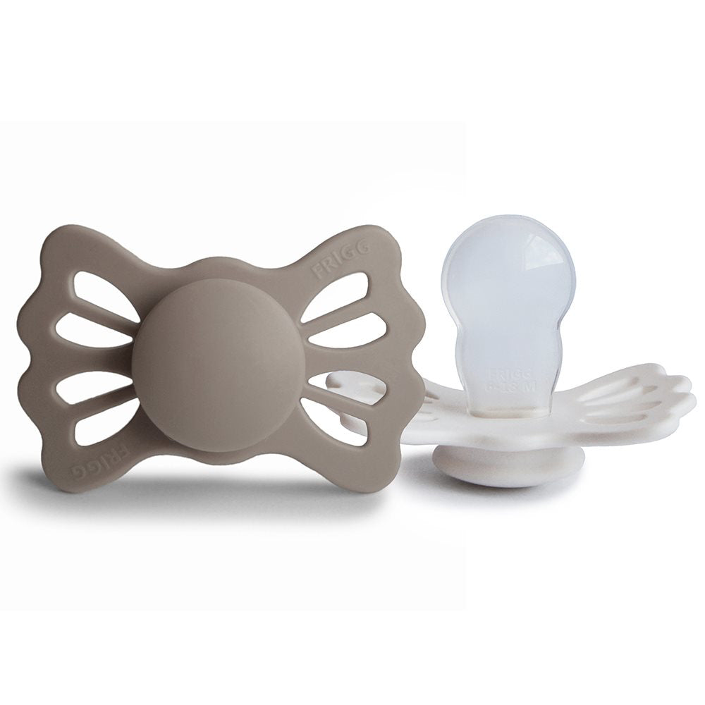 Frigg® Simetrična Duda iz silikona Lucky Portobello/Cream 6-18 M FRIGG