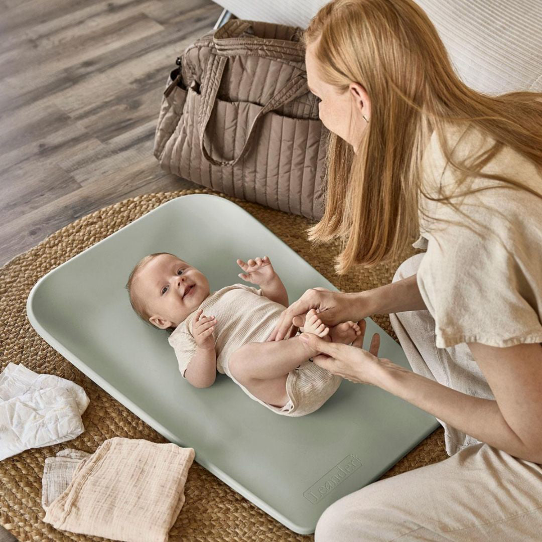 Leander® Previjalna podloga Matty MINI Sage green Leander