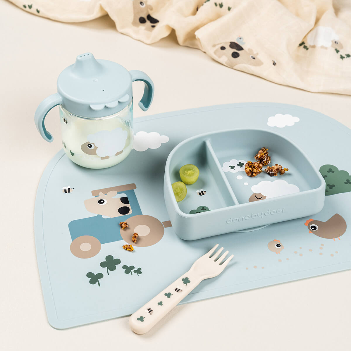 Done by Deer® Jedilni set za učenje z lončkom z ročaji Tiny farm Blue