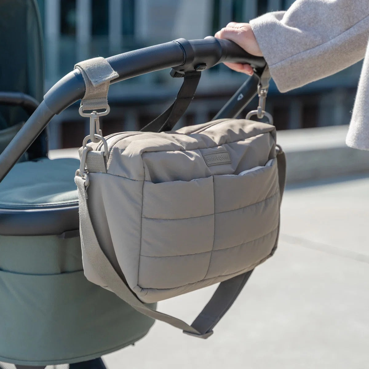 Done by Deer® Quilted stroller bag Taupe – slika 7