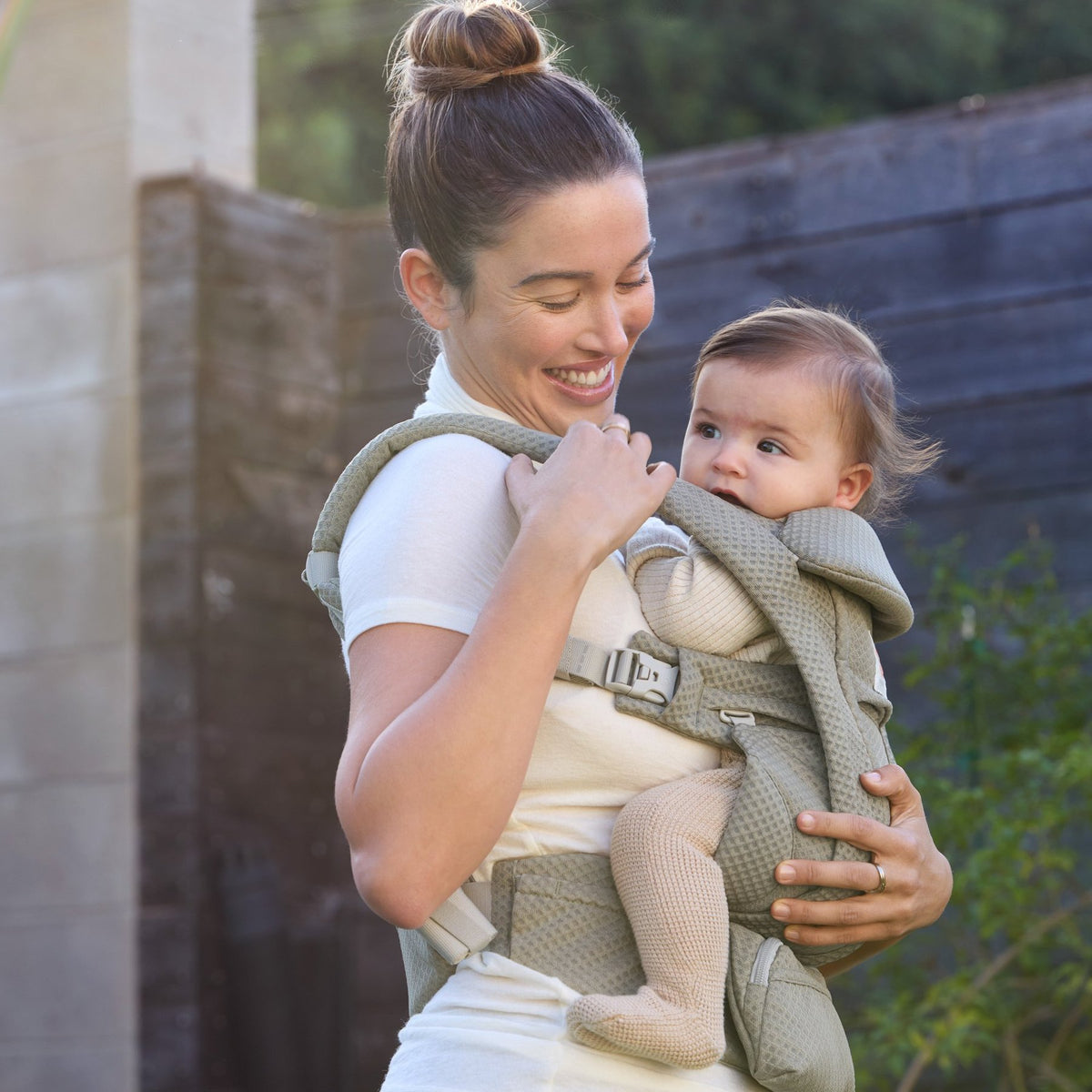 Ergobaby® Baby Carrier Omni Deluxe Mesh Soft Olive – slika 12