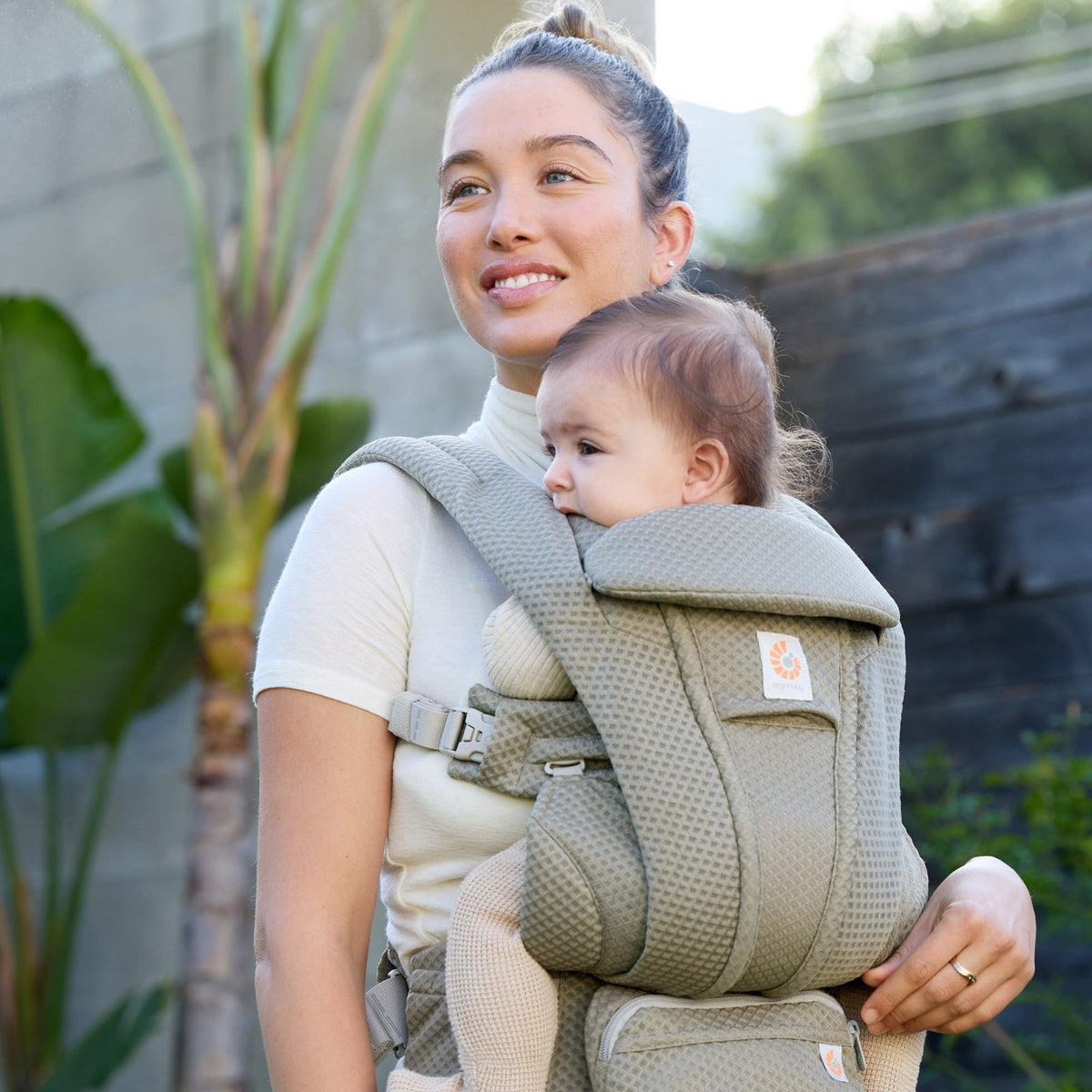 Ergobaby® Baby Carrier Omni Deluxe Mesh Soft Olive – slika 13