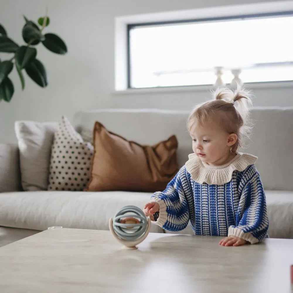 Mushie® Silikonska igrača Spinner Ball Mushie