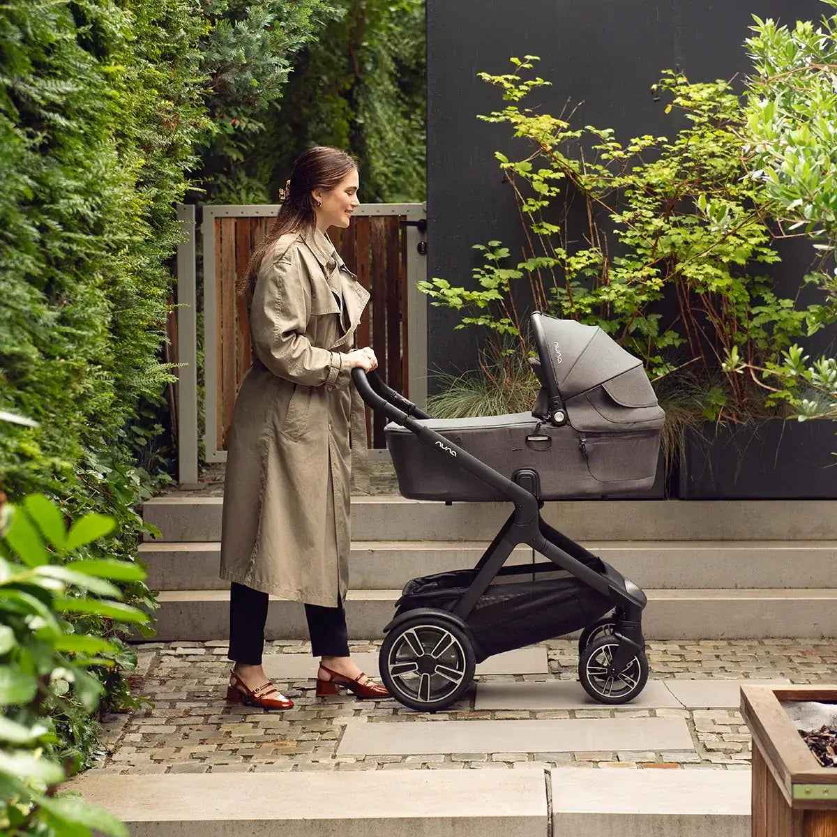 Nuna® Otroški voziček 4v1 Demi™ Next z rolko + Arra™ Flex Caviar + Isofix baza Next Nuna