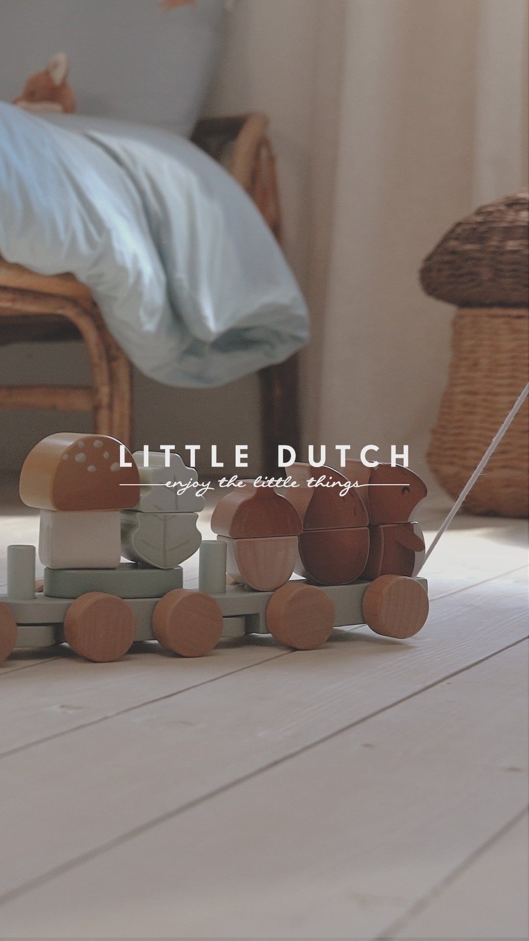 Učitaj video: Little Dutch® Drveni vlakić Veverička Forest Friends FSC