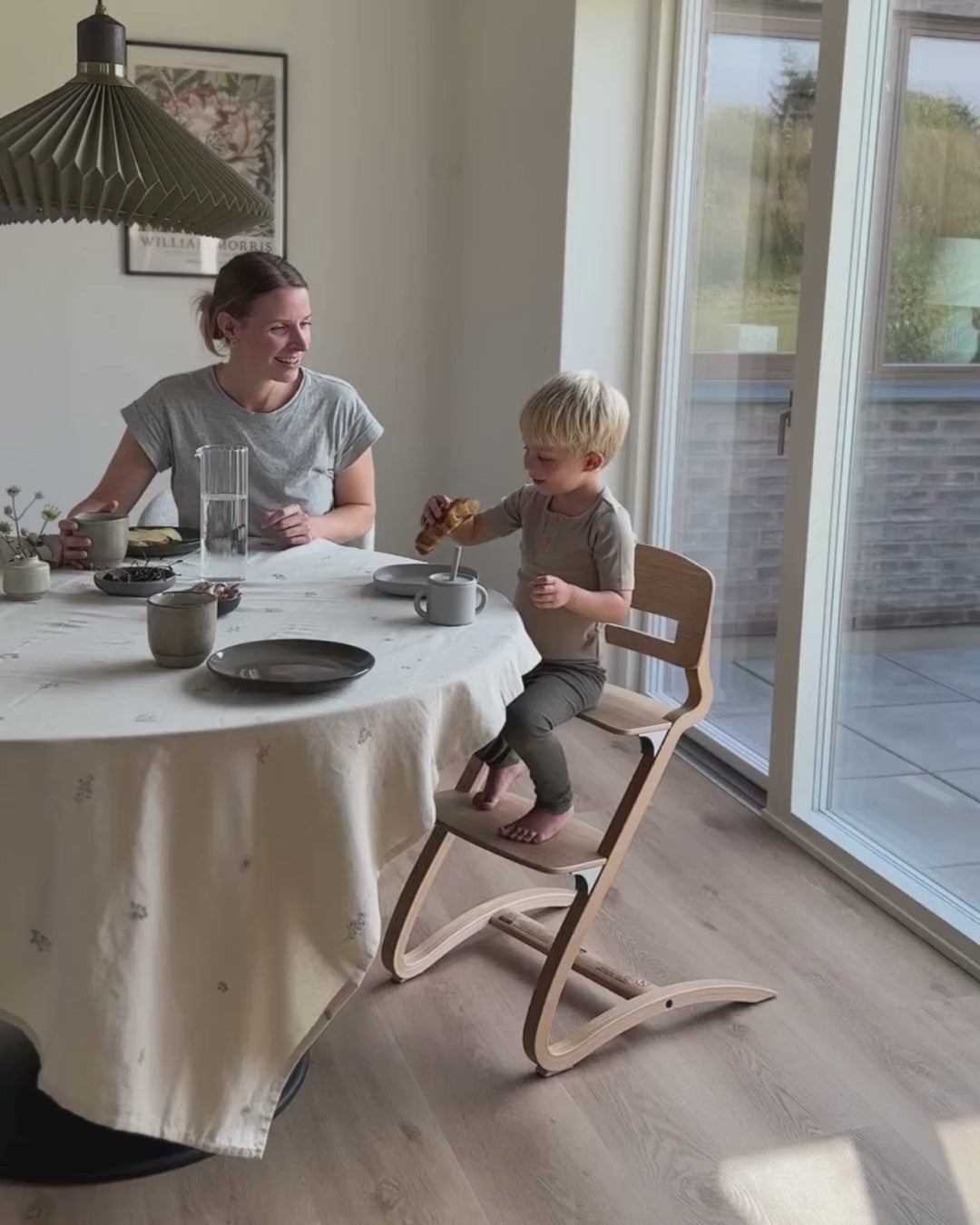 Load video: Leander® High Chair 4in1 Louie™ Oak Natural